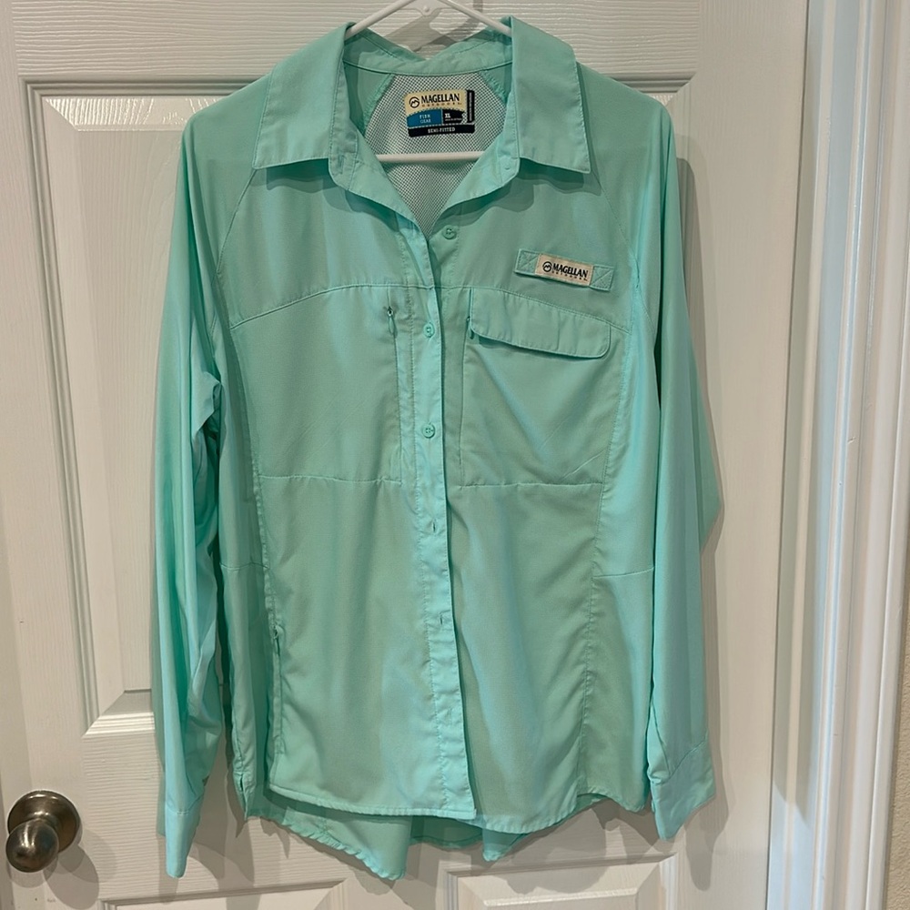 Women’s Magellan semi fitted moisture wicking long sleeve button down XL